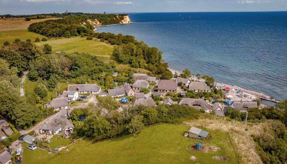 Blick von oben auf das denkmalgeschützte Fischerdorf Vitt nahe dem Kap Arkona auf Rügen