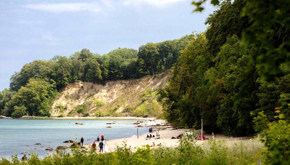 Blick auf das Ostseebad Göhren mit Strandkörben, nahe dem Vju Hotel Rügen.