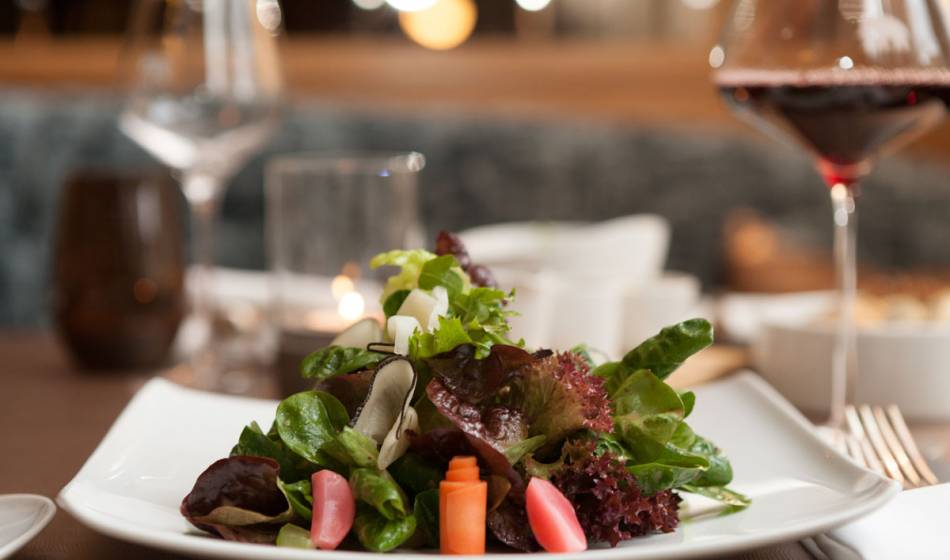 Frischer Blattsalat mit Gemüsebeilagen, serviert auf stilvollem Teller im Hotel Elephant Weimar.
