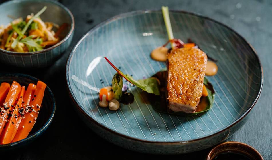 Teller mit knusprigem Fleisch, buntem Gemüse und Dips, sorgfältig angerichtet für ein exklusives Dinner-Erlebnis im #herrhoshi.