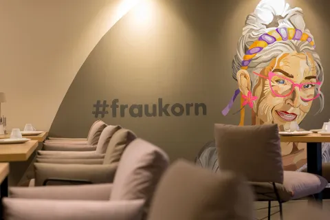 Wer ist Frau Korn? Das Wandgemälde gibt dem Café in Ahrenshoop sein Gesicht.