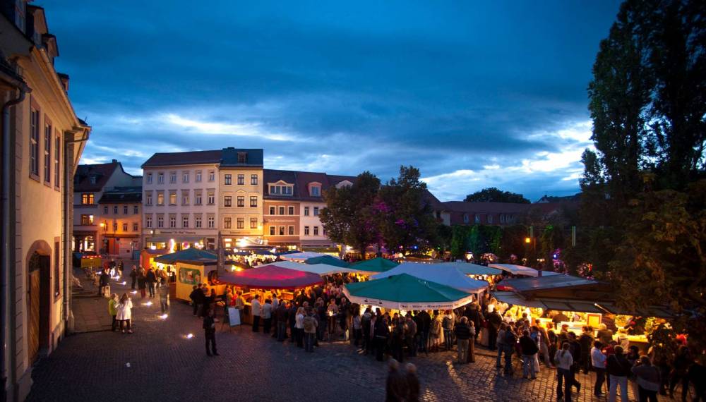 Stände und Personen beim Weinfest in Weimar. © Maik Schuck