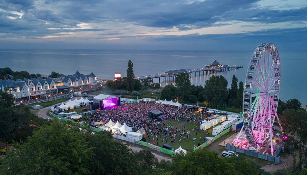 Kaiserbäder Sommer Open Air auf Usedom mit Riesenrad und Seebrücke im Hintergrund.