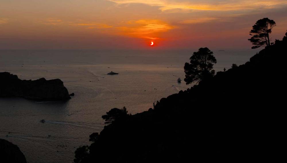 Fotografie der  Sonnenfinsternis am 12.08.2026 auf Mallorca über den Horizont und das Meer. © Finn Fuhrmann