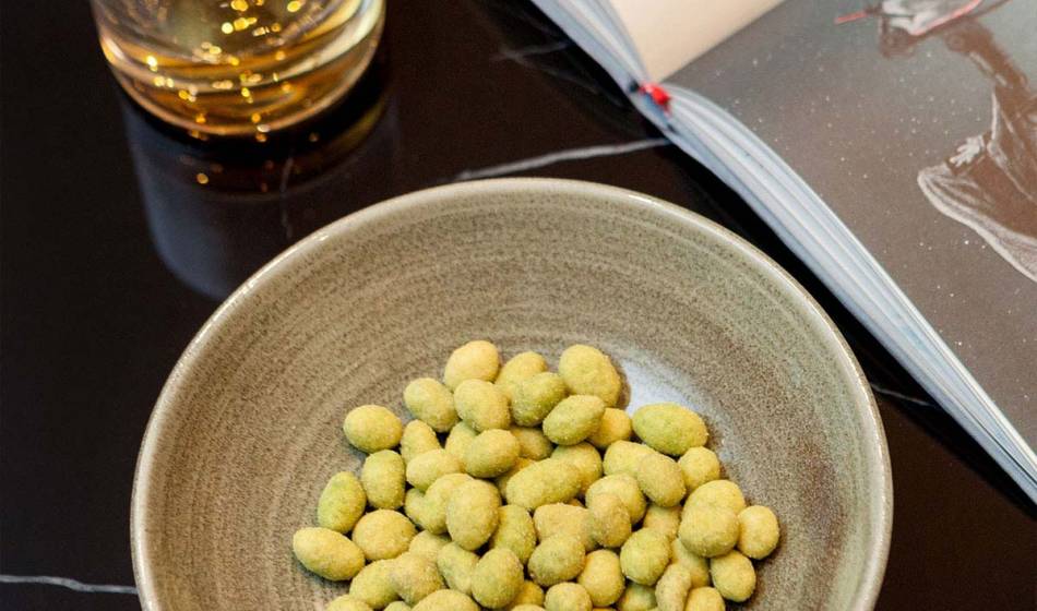 Crunchy snacks in a bowl, perfect for cozy hours in the living room of the Vju Lounge on vacation on Rügen.