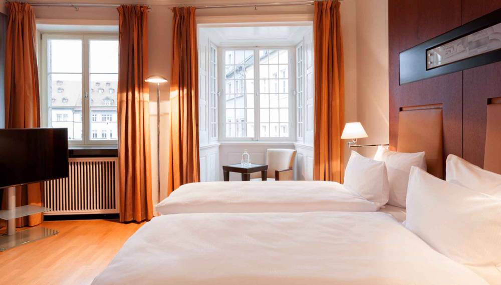 Doppelbett in der Thomas Mann Suite im Hotel Elephant Weimar.