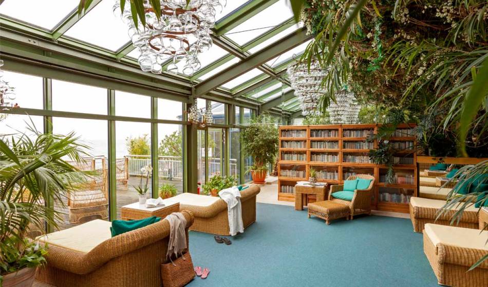Ruheraum im Kaiserhof Heringsdorf auf Usedom mit bequemen Liegen, viel Tageslicht und Blick auf die Terrasse.
