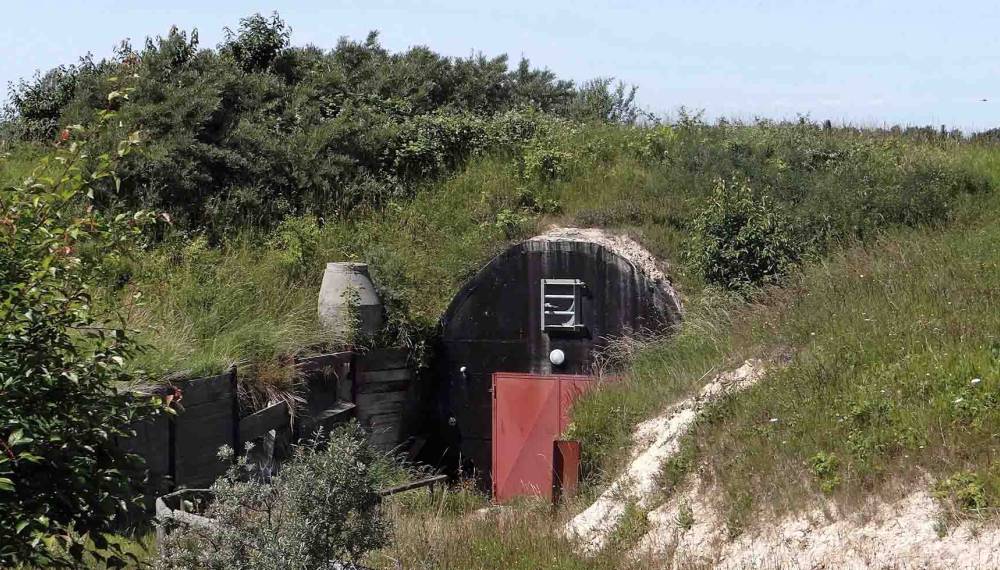 Eingang der historischen Bunkeranlage am Kap Arkona auf der Insel Rügen