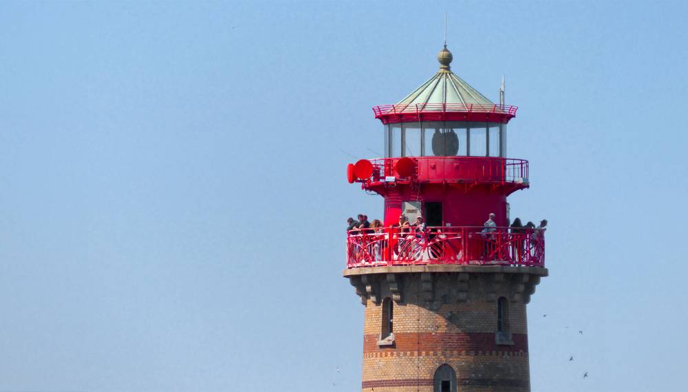 Rote Turmspitze des Leuchtturms am Kap Arkona vor blauem Himmel