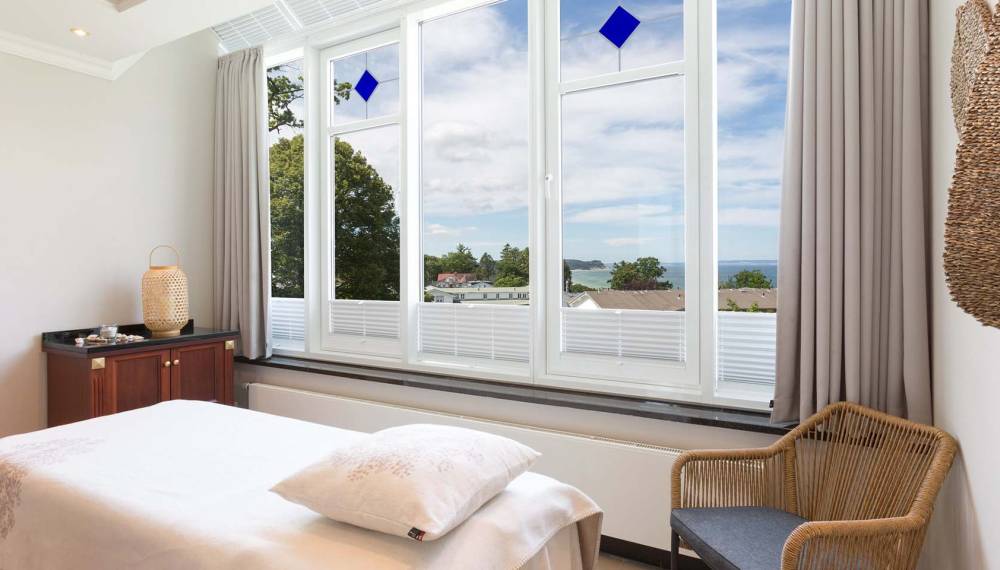 Wellnesszimmer im Vju Hotel auf Rügen für Anwendungen mit Oceanwell-Produkten, mit direktem Meerblick.