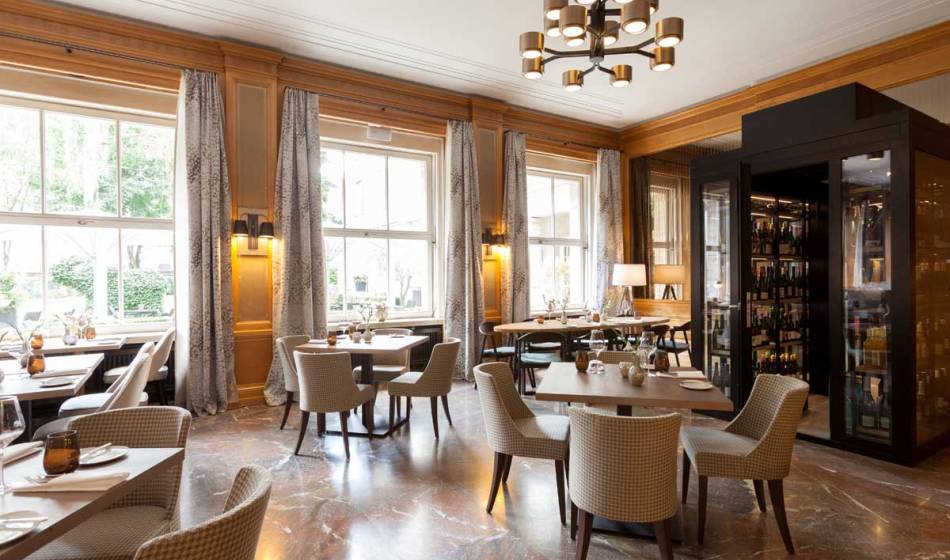 Modernes Restaurant im Hotel Elephant Weimar mit großen Fenstern und edler Atmosphäre für kulinarische Erlebnisse.