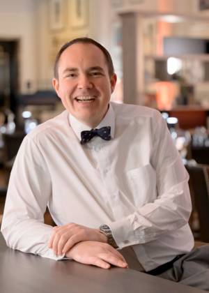 Johannes Wallner Küchenchef des Restaurant AnnA im Hotel Elephant Weimar an der Bar.