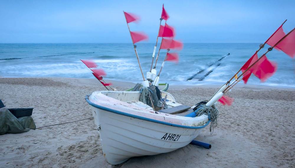 Die Fischerboote bieten am Strand von Ahrenshoop ein tolles Fotomotiv. © Adobe Stock, kentauros