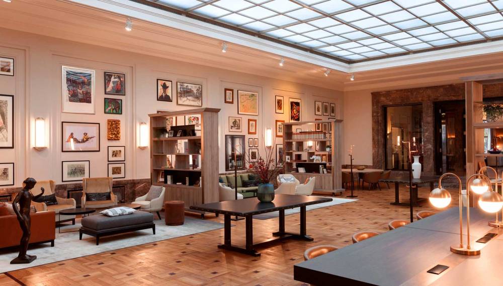 Der Lichtsaal des Hotel Elephant Weimars mit einer Kunstsammlung an den Wänden und modernem Interior Design.
