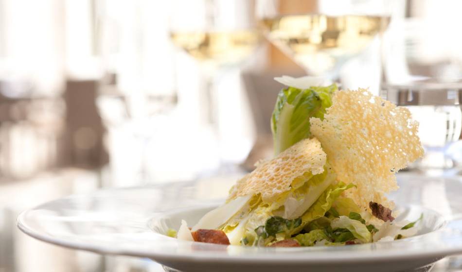 Kreativ angerichteter Salat mit frischen Zutaten und Käsetopping im eleganten Hotel Elephant Weimar.