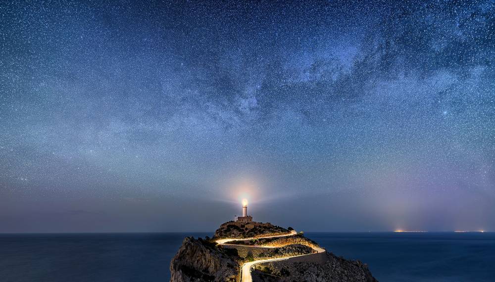 Nachthimmel mit Sternen am Far de Formentor auf Mallorca mit Blick auf den Leuchtturm und die Küste. © Adobe Stock, Donald