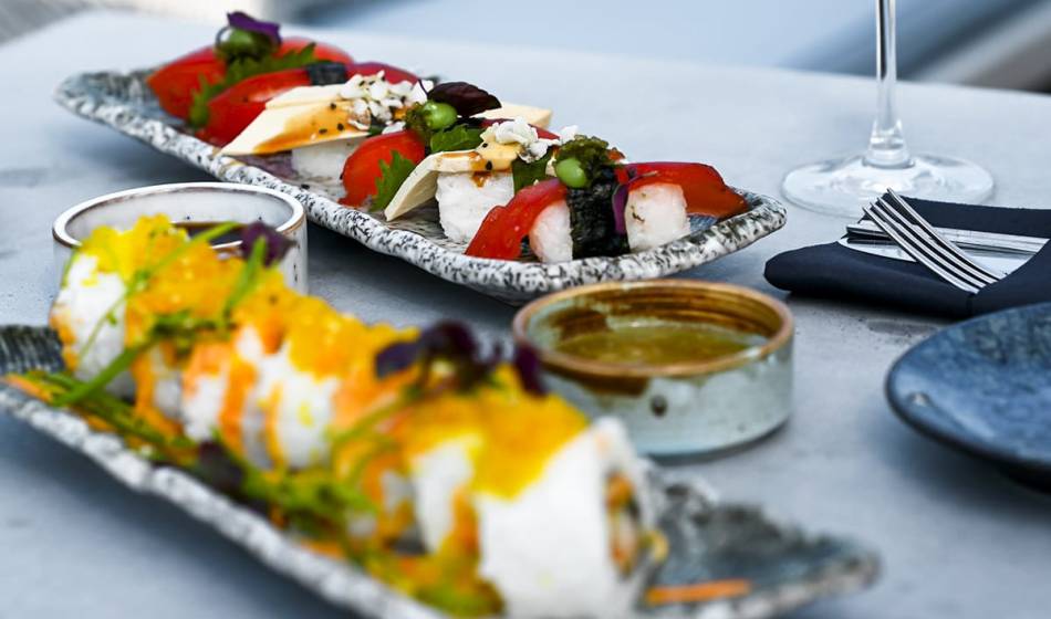 Zwei Platten mit kunstvoll angerichtetem Sushi und frischen Zutaten im #herrhoshi Restaurant in Ahrenshoop.