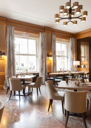 Modernes Restaurant im Hotel Elephant Weimar mit großen Fenstern und edler Atmosphäre für kulinarische Erlebnisse.