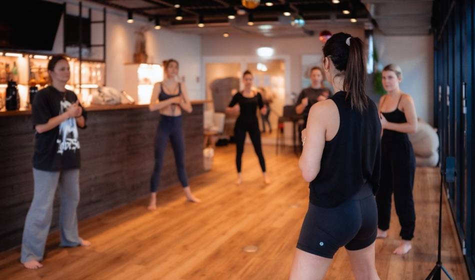 Teilnehmerinnen beim Powerful You Retreat im Wyn Strandhotel Sylt während einer gemeinsamen Trainingseinheit mit Fokus auf Bewegung und innere Stärke.