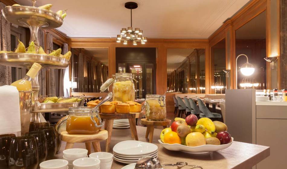 Vielfältiges Frühstück im Hotel Elephant Weimar, mit Früchten, Brötchen, Säften und weiteren Köstlichkeiten.