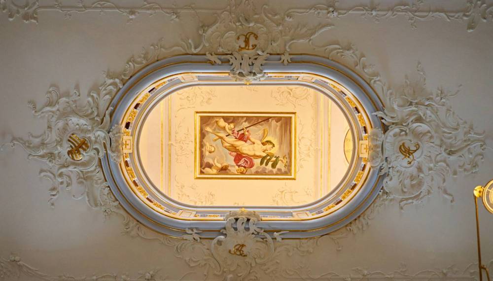 Ovale Deckenöffnung mit allegorischem Deckengemälde und vergoldetem Rokoko-Stuck im Rokokosaal der Herzogin Anna Amalia Bibliothek in Weimar