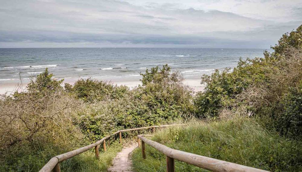 Treppe an der Steilküste am Kap Arkona mit Blick auf die Ostsee
