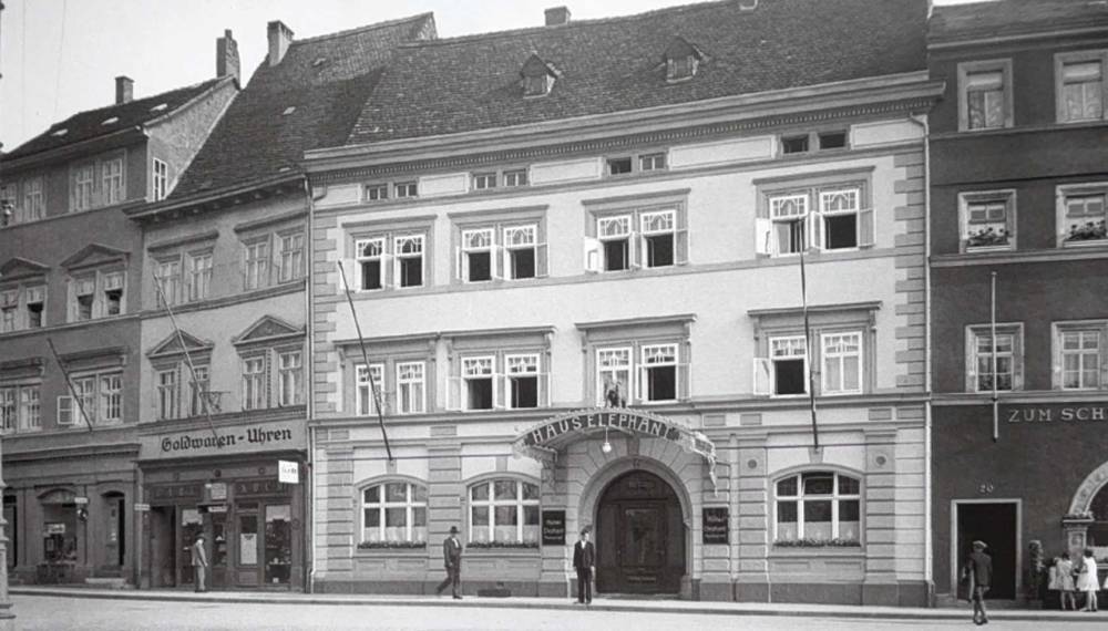 Der Eingang des Hotels Elephant Weimars im Jahre 1920.