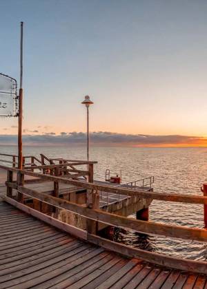 Die Seebrücke Vinetabrücke im Ostseebad Zinnowitz bei Sonnenaufgang.