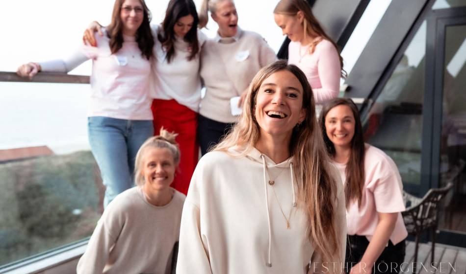 Fröhliche Teilnehmerinnen posieren gemeinsam beim Women’s Health Day