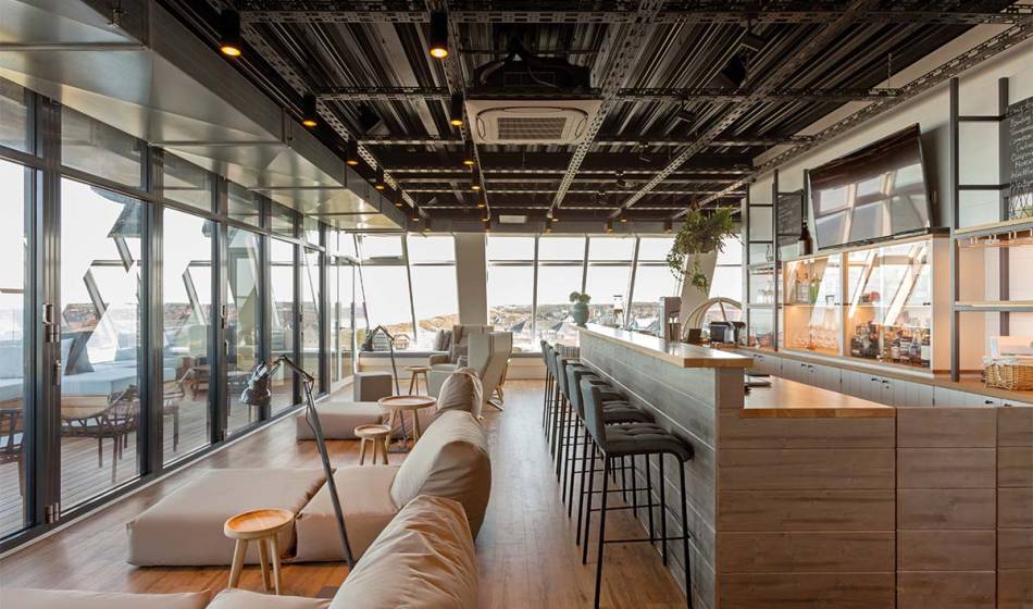 Modern bar with a relaxed atmosphere, large windows and panoramic views of the North Sea in the Wyn. Strandhotel.