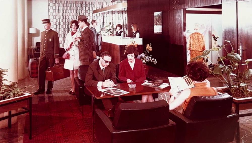 Die Lobby des Hotel Elephant Weimar 1967 mit Empfang und verschiedenen Personen.
