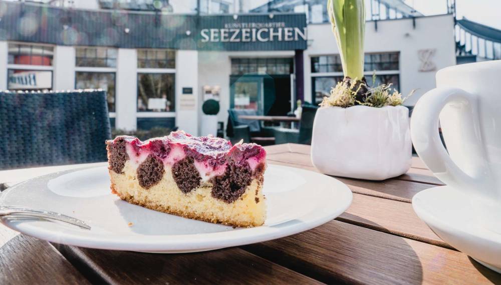 Hausgemachte Patisserie im #fraukorn – Kaffee und Kuchen auf der Terrasse in Ahrenshoop.