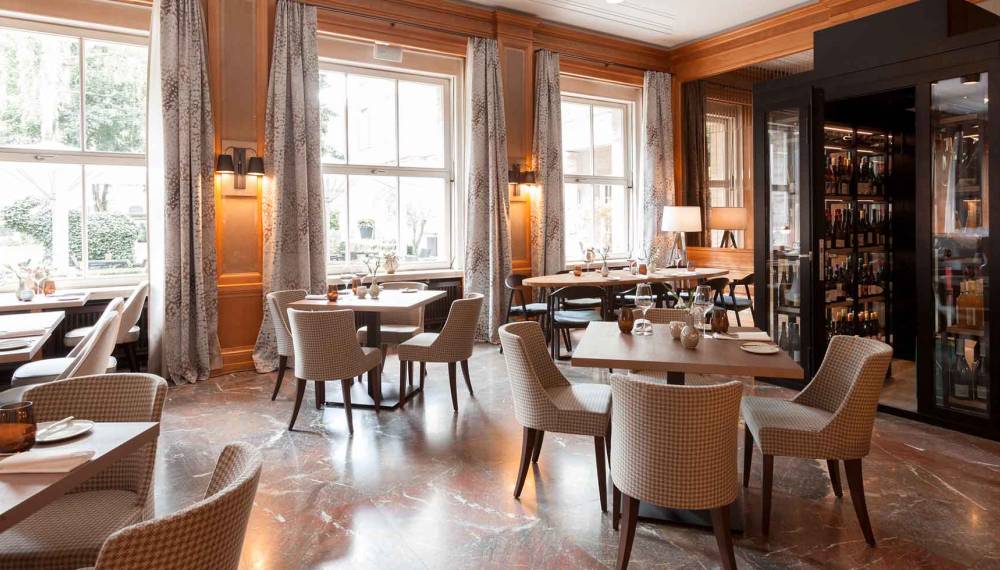Innenaufnahme mit Tischen und Stühlen des Restaurant AnnA im Hotel Elephant Weimar.