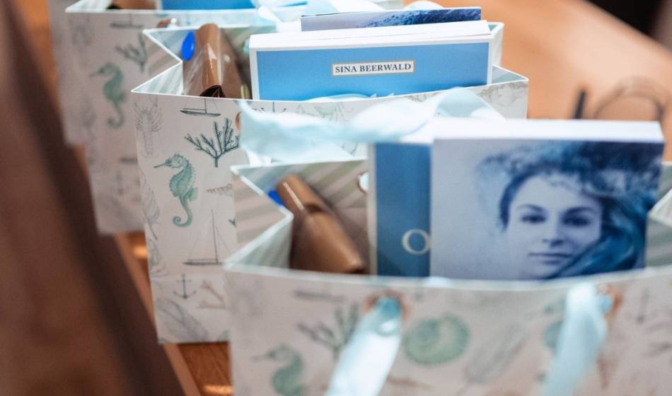 Liebevoll vorbereitete Welcome Bags für die Teilnehmerinnen des Powerful You Retreats im Wyn Strandhotel Sylt.