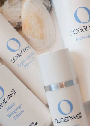 Verpackungen von Oceanwell-Naturkosmetik im schlichten, stilvollen Design in den arcona Hotels an der Nord-und Ostsee.
