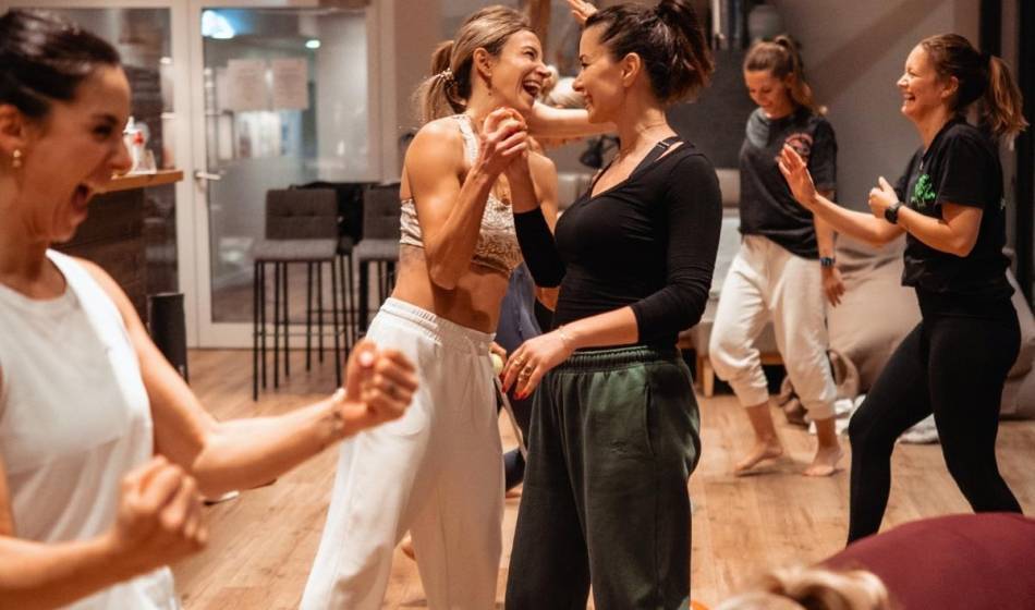Teilnehmerinnen lachen und trainieren gemeinsam beim Powerful You Retreat im Wyn Strandhotel Sylt.