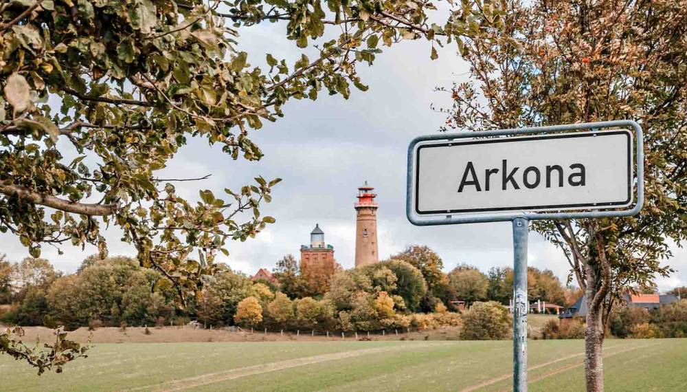 Ortsschild mit der Aufschrift „Arkona" nahe dem Kap Arkona auf Rügen