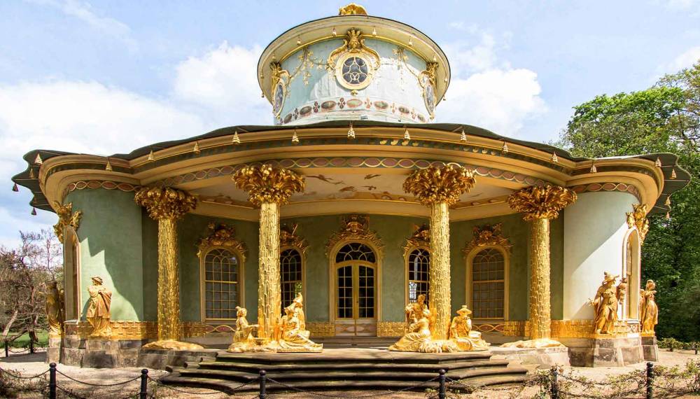 Das chinesische Teehaus im Park Sanssouci ist mit goldglänzenden Figuren und Säulen geschmückt.