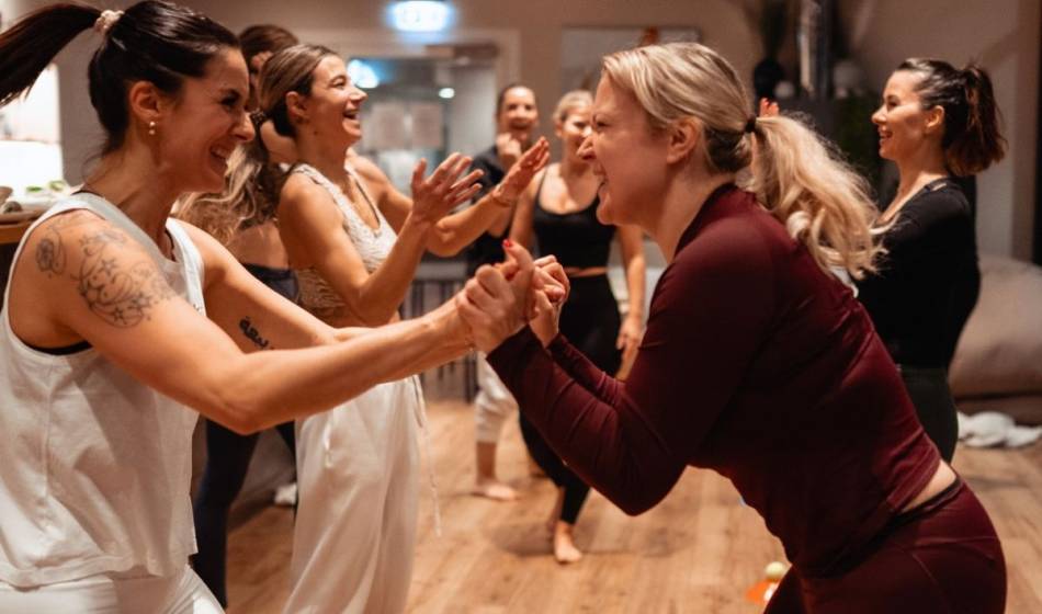 Zwei Teilnehmerinnen bei einer kraftvollen Partnerübung während des Powerful You Retreats im Wyn Strandhotel Sylt.