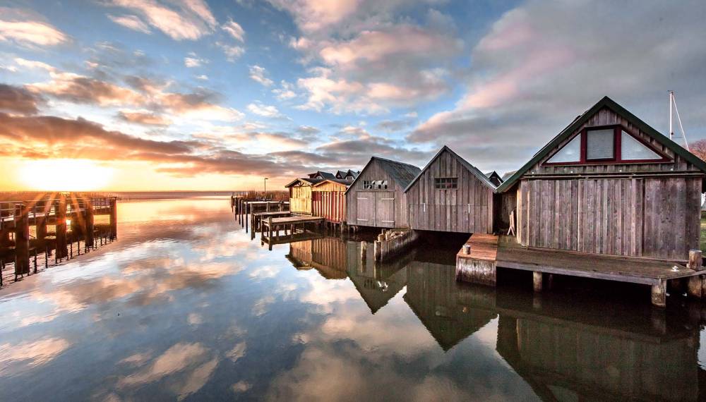 Der Althagen Ahrenshoop bei Herbstlicht mit Wasserspiegelung. Perfekt für Herbstfotos in Ahrenshoop. © Adobe Stock, Klaus Haase