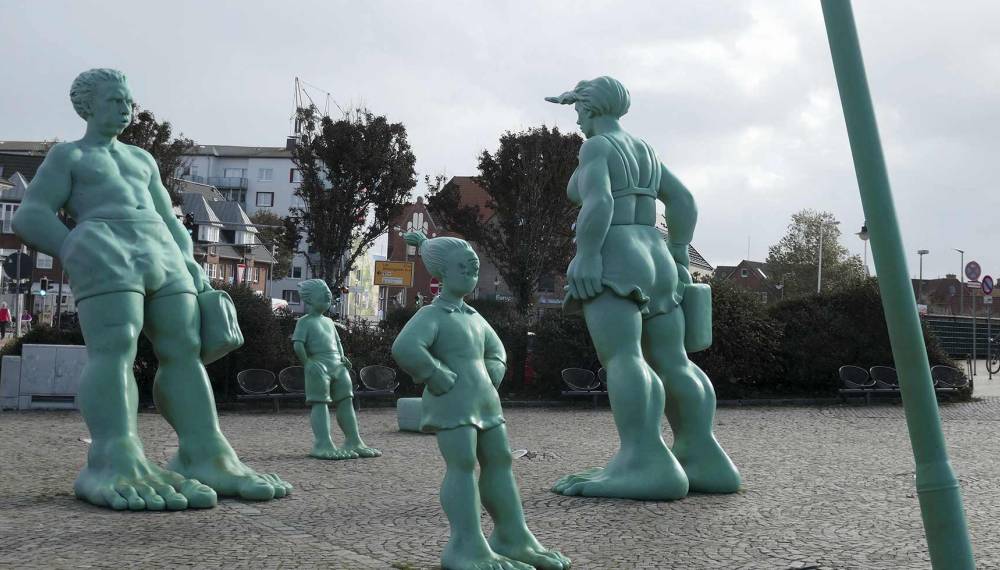 Die Reisenden Riesen begrüßen Besucher vor dem Bahnhof in Westerland auf Sylt