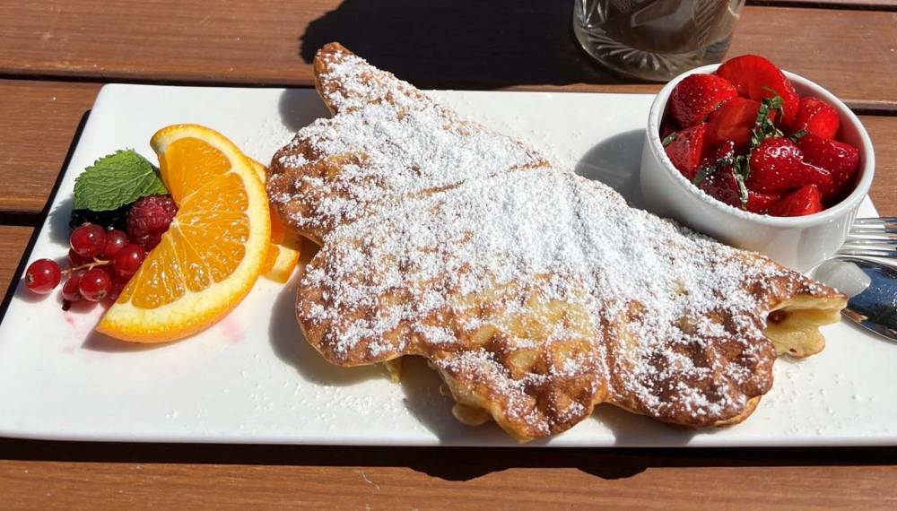 Frisch gebackene Waffeln mit Beeren – die süße Spezialität des #fraukorn in Ahrenshoop.