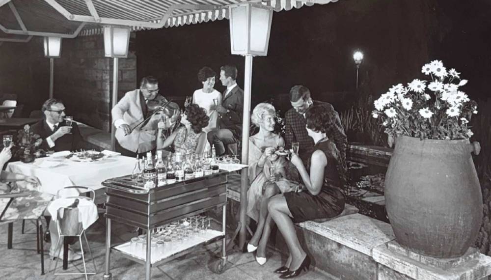 Schwarz-weiß Aufnahme der Gartenterrasse des Hotel Elephant Weimars von 1966 – 1975.