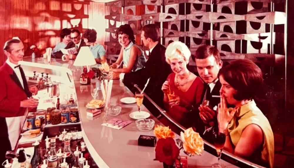 Die Kellerbar im Hotel Elephant Weimar in den 1970er Jahren, mit mehreren Personen sitzend an der Bar
