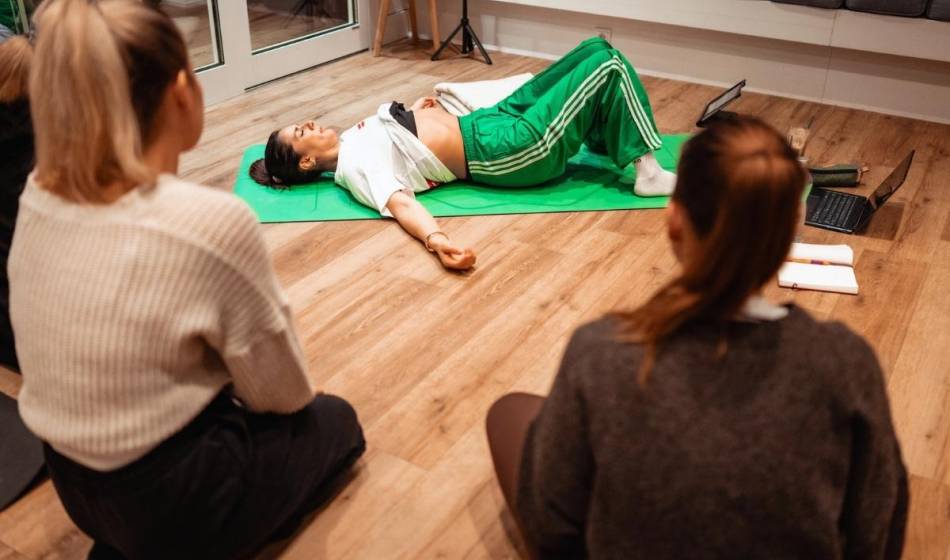 Teilnehmerinnen beobachten eine angeleitete Atem- und Entspannungsübung beim Powerful You Retreat im Wyn Strandhotel Sylt.