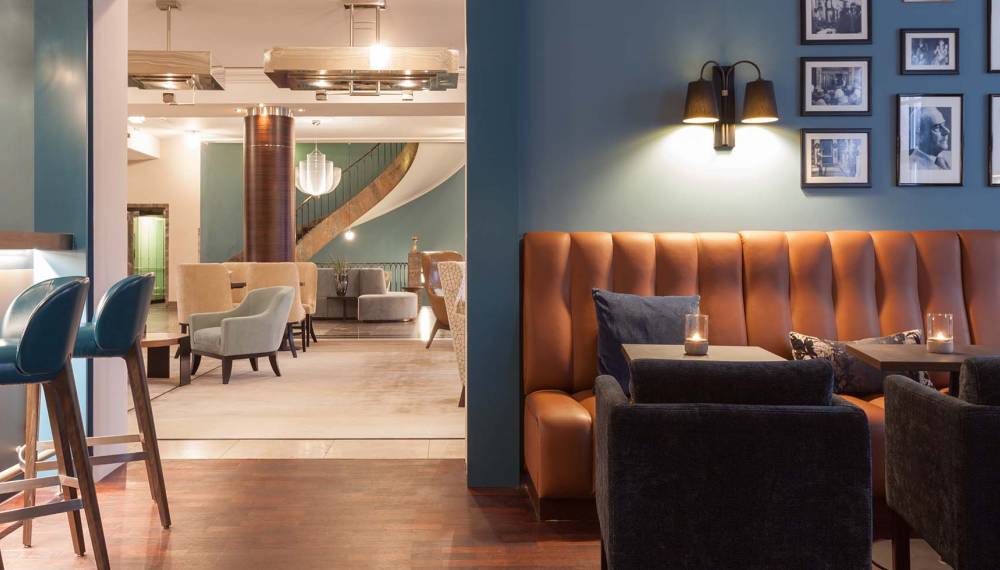 Gemütliche Sitzgelegenheiten und stilvolles Interieur in der Bar des Hotel Elephant in Weimar, mit modernem Design