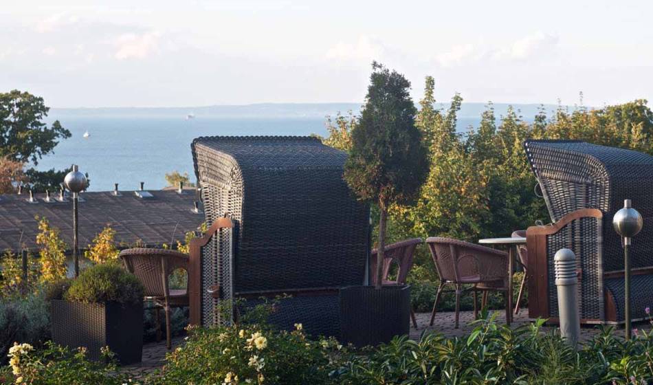 Beach chairs on the Seeblick-Terrasse of the Vju Hotel with a wide view over the Baltic Sea.