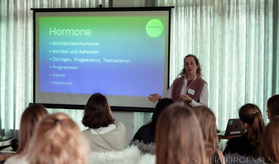 Vortrag über Hormone und Gesundheit vor interessierten Teilnehmerinnen
