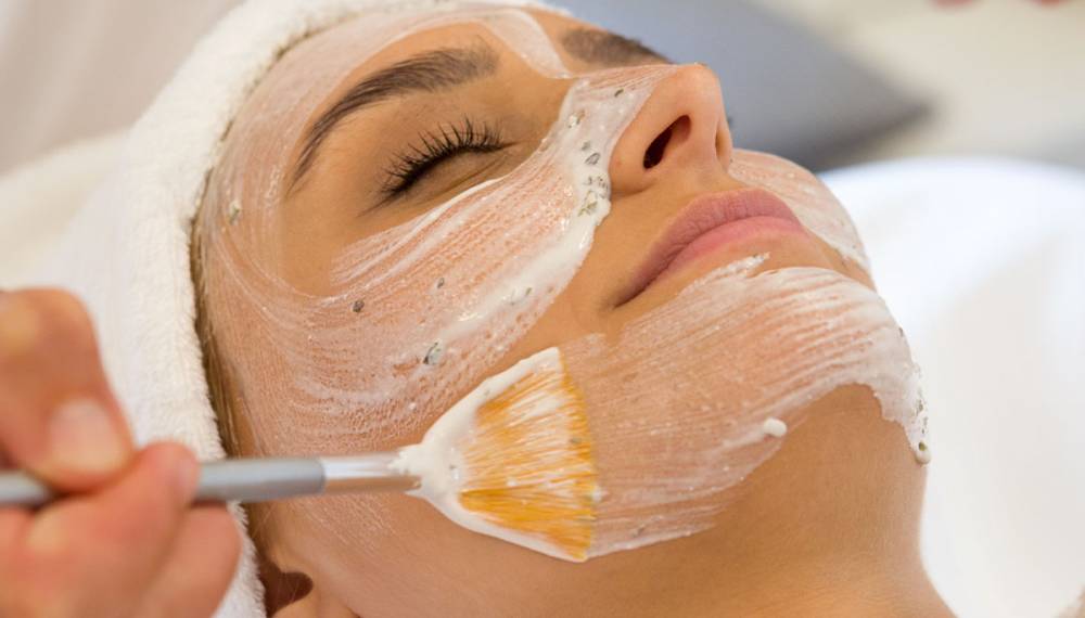Im Wyn. Strandhotel auf Sylt genießt eine Frau ein Treatment mit Oceanwell-Produkten, aufgetragen mit einem Pinsel.