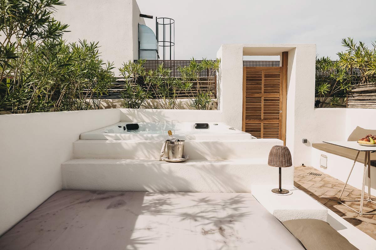 Private Terrasse der Pequeña Suite mit Whirlpool, Sitzbereich und mediterraner Atmosphäre im Barefoot Hotel Mallorca.
